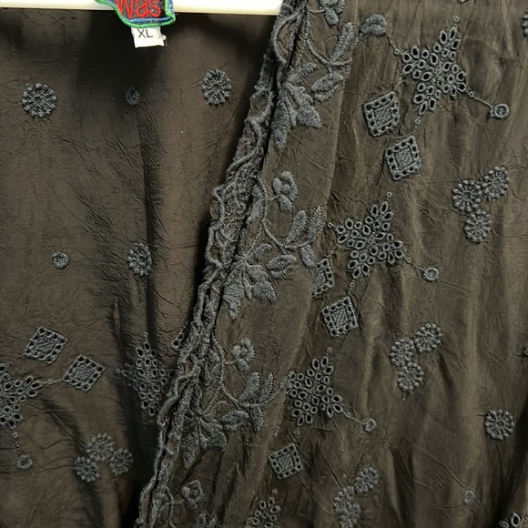 Johnny Was beautifully embroidered topper with two small pockets, cause why not? - Picture 4 of 8